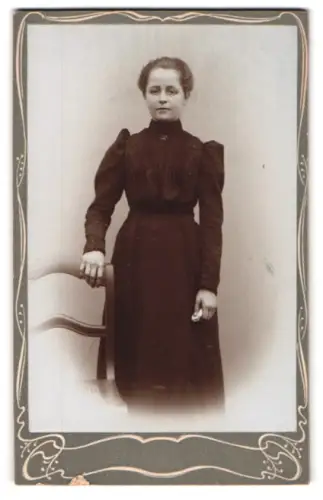 Fotografie unbekannter Fotograf und Ort, Junge Frau in zeittypischem Kleid