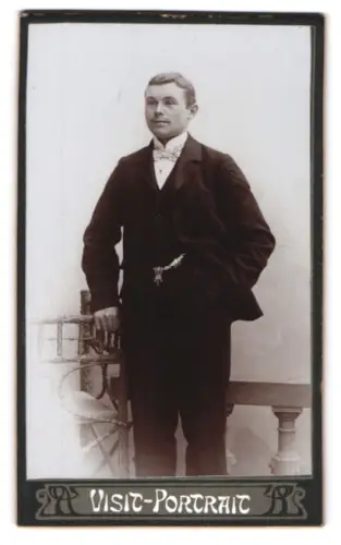 Fotografie J. Fischer, Dohna i. Sa., Visit-Portrait eines Mannes