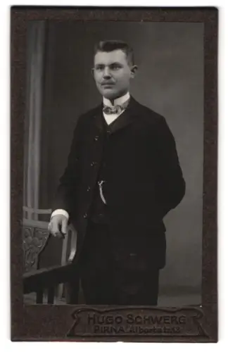 Fotografie Hugo Schwerg, Pirna, Albertstr. 13, Eleganter junger Mann im Anzug