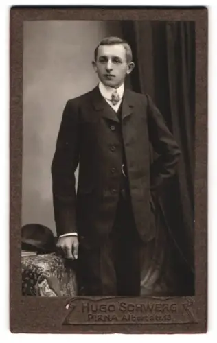 Fotografie Hugo Schwerg, Pirna, Albertstr. 13, Junger Herr im Anzug