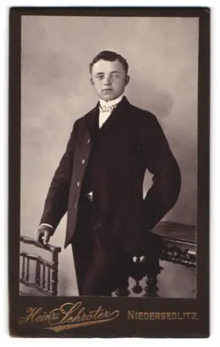 Fotografie Heinrich Schröter, Niedersedlitz, Eleganter junger Mann im Anzug