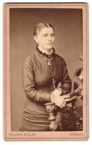 Fotografie Richard Müller, Dresden, Marienstrasse 26, Portrait einer Dame in Kleid