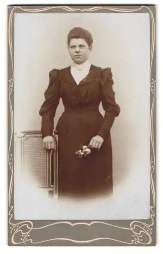 Fotografie unbekannter Fotograf und Ort, Junge Frau mit Blumenstrauss