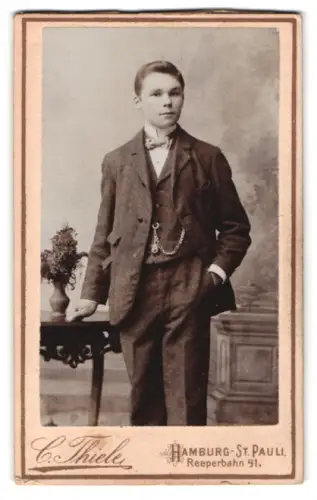 Fotografie C. Thiele, Hamburg-St. Pauli, Reeperbahn 91, Junger Mann in Anzug