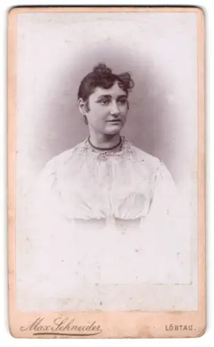 Fotografie Max Schneider, Löbtau, Wilsdrufferstrasse 47, Porträt einer Frau in dekorativer Bluse