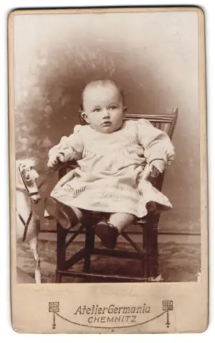 Fotografie Atelier Germania, Chemnitz, Zwickauerstrasse 2p, Kind auf Stuhl mit Spielzeugpferd