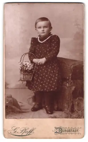 Fotografie G. Pfaff, Burgstädt, Am Bahnhof, Kind mit Blumenkorb