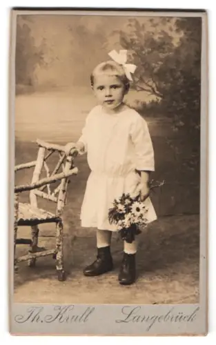 Fotografie Th. Krull, Langebrück, Porträt eines Kindes mit Blumenstrauss
