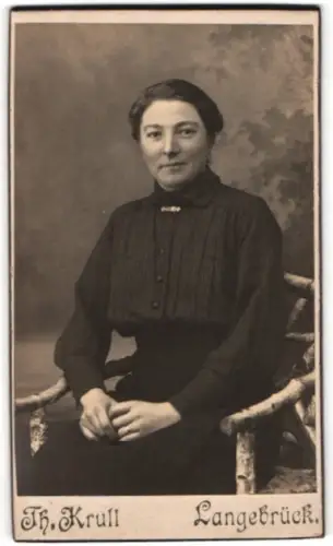 Fotografie Th. Krull, Langebrück, Porträt einer Dame auf rustikalem Stuhl