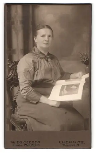 Fotografie Guido Seeber, Chemnitz, Theaterstrasse 22, Dame mit Bildband