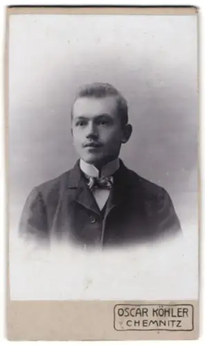 Fotografie Oscar Köhler, Chemnitz, Junger Herr im Anzug