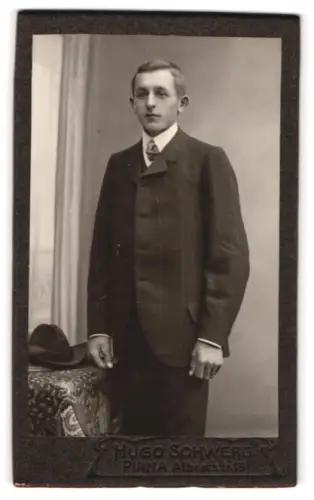 Fotografie Hugo Schwerg, Pirna, Albertstr. 13, Porträt eines jungen Mannes im Anzug