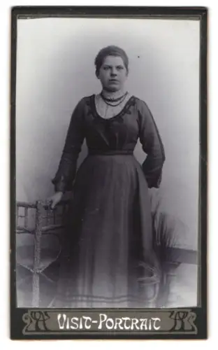 Fotografie unbekannter Fotograf und Ort, Frau im eleganten Kleid