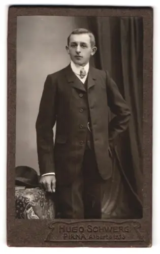 Fotografie Hugo Schwerg, Pirna, Albertstr. 13, Junger Mann im Anzug