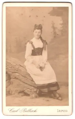 Fotografie Carl Bellach, Leipzig, Gellertstrasse 12, Junge Frau in Tracht