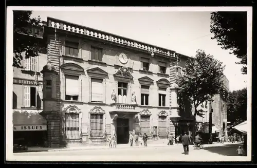 AK Salon, L`Hotel de Ville