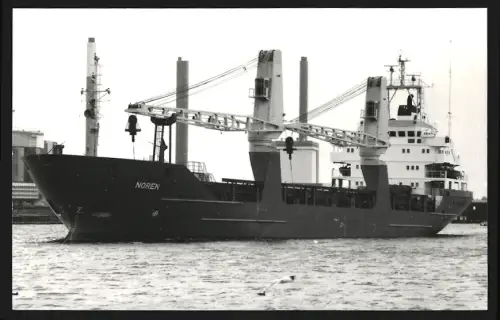 Fotografie Schwedisches Frachtschiff Noren mit Schwergut-Ladebäumen im Hafen