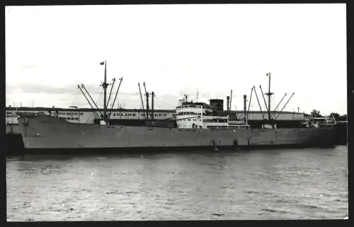Fotografie Schwedisches Frachtschiff Hermund an der Kaimauer festgemacht