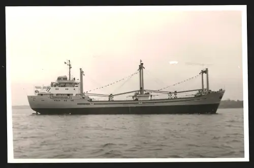 Fotografie Frachstschiff Tonen querab von Steuerbord gesehen