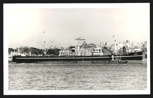 Fotografie Norwegisches Frachtschiff Tungscha in Hafen mit Schlepper längsseits