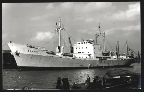Fotografie Frachtschiff Bravo wird mit Schlepperhilfe in den Hafen eingebracht