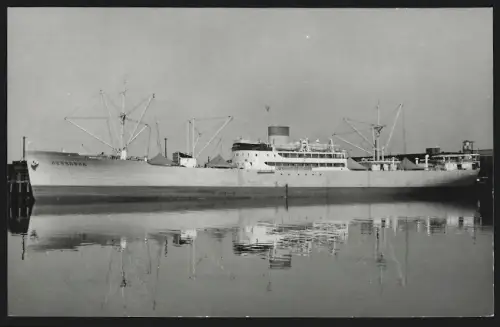 Fotografie Frachtschiff Nebraska im Hafen festgemacht
