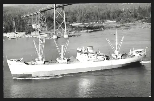 Fotografie Australisches Frachtschiff Mongabarra bei Fahrt unter einer Hängebrücke
