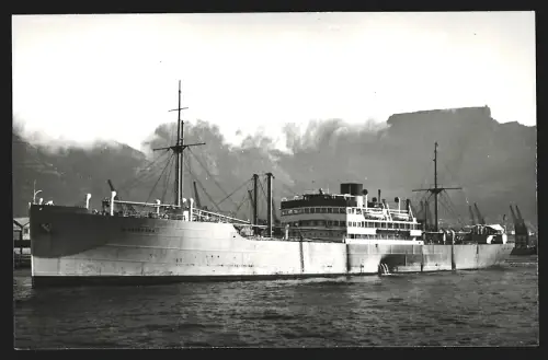 Fotografie Australisches Frachtschiff Mirrabooka vor dem Tafelberg in Kapstadt