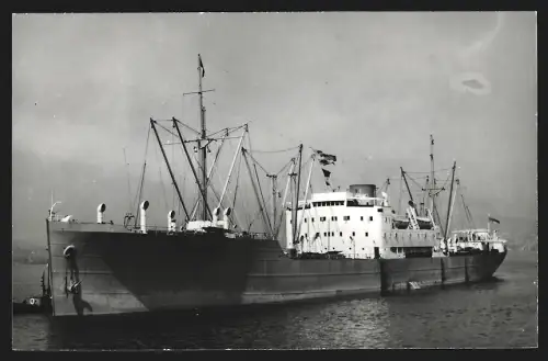 Fotografie Frachtschiff Mirrabooka beladen auf Reede liegend