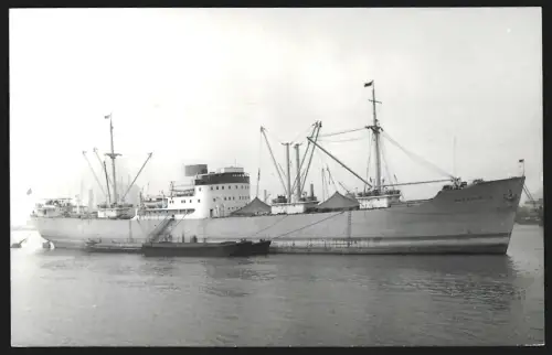 Fotografie Frachtschiff Mangarella mit Leichtern längsseits