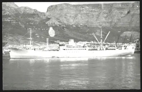 Fotografie Australisches Frachtschiff Kanangoora vor dem Tafelberg in Kapstadt