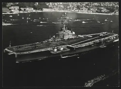 Fotografie Französischer Flugzeugträger Clemenceau im Hafen, 1976