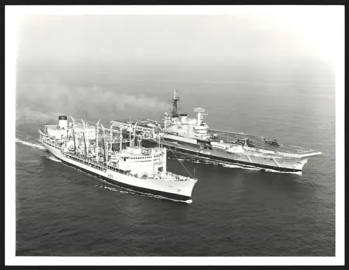 Fotografie Britischer Flugzeugträger mit begleitendem Versorgungstanker HMS Olna
