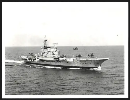 Fotografie Britischer Flugzeugträger Hermes mit Westland Sea King Hubschrauber über dem Flugdeck