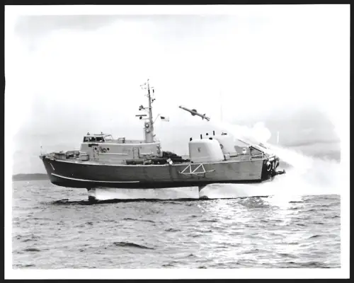 Fotografie Tragflächen-Schnellboot der US-Navy, Start einer Harpoon Anti-Schiff-Rakete, 1974