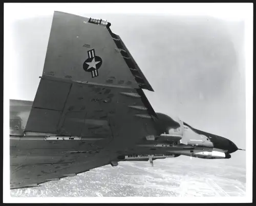 Fotografie Flugzeug McDonnell Douglas F-4, Jagdflugzeug der USAF, 1974