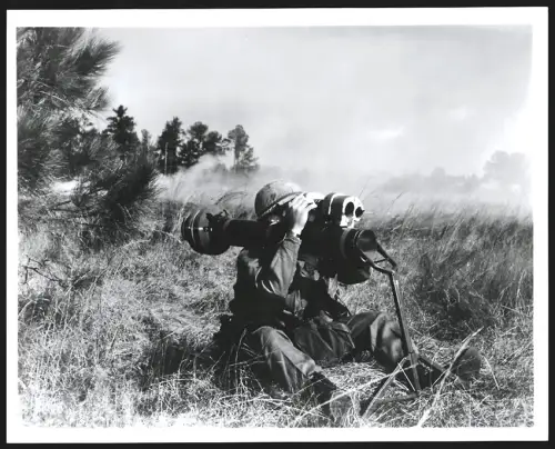 Fotografie Soldat der US-Army mit Dragon Panzerabwehr-Rakete, 1974