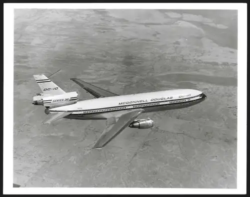 Fotografie Flugzeug McDonnel Douglas DC-10 der Serie 30 im Fluge, 1974