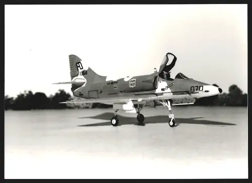 Fotografie Flugzeugmodell Douglas A-4, Kampfjet der US-Navy Staffell VF-101, Kennung 1064