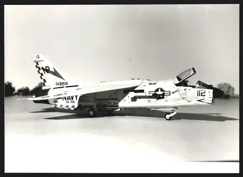 Fotografie Flugzeugmodell Vought A-7, Kampfjet der US-Navy Staffel VF-24, Kennung 149210