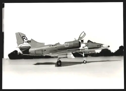Fotografie Flugzeugmodell Douglas A-4, Kampfjet der US-Navy Staffell VF-101, Kennung 1064
