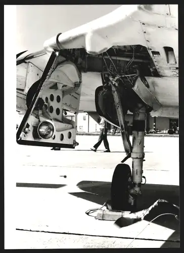 Fotografie Flugzeug Douglas A-4, Kampfjet der USAF, Detailaufnahme vom Fahrwerk
