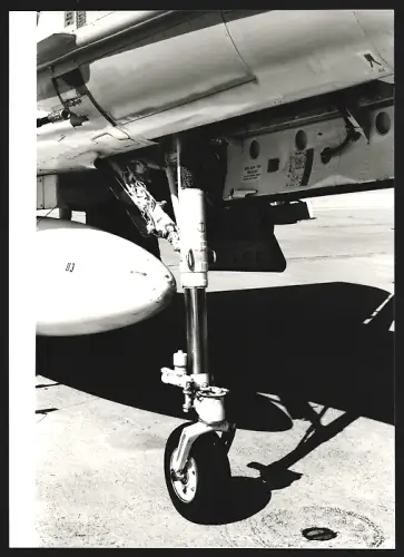 Fotografie Flugzeug Douglas A-4, Kampfjet der USAF, Detailaufnahme vom Fahrwerk