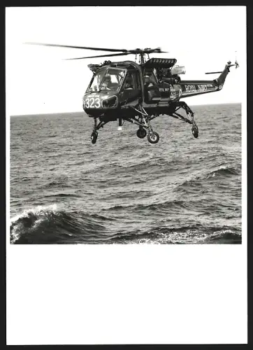 Fotografie Hubschrauber Westland Wasp der Royal Navy der Fregatte HMS Ambuscade, Kennung 323