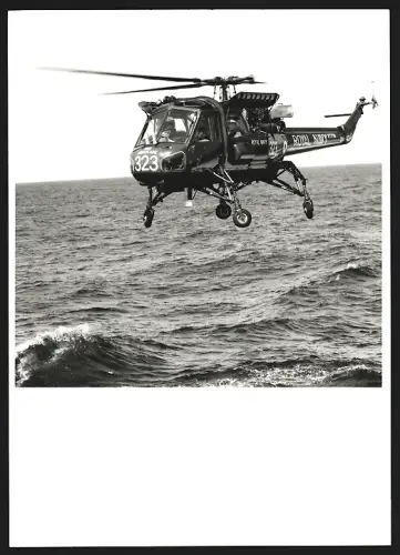 Fotografie Hubschrauber Westland Wasp der Royal Navy der Fregatte HMS Ambuscade, Kennung 323