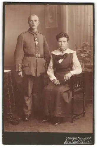 Fotografie Oscar Müller, Altona, Beim Grünen Jäger 2, Gefreiter in Feldgrau Uniform mit EK II 1914 und Bajonett