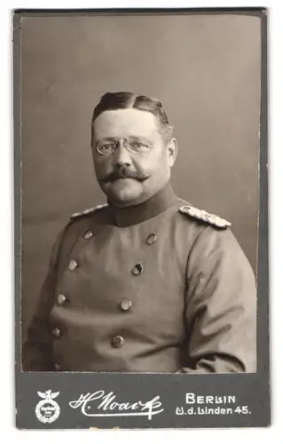 Fotografie H. Noack, Berlin, Unter den Linden 45, Major im Überrock
