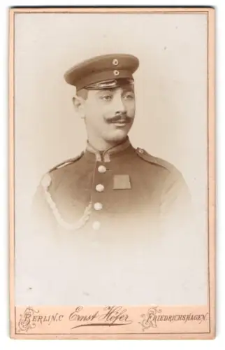 Fotografie Ernst Höfer, Friedrichshagen, Kirchstr. 29, Unteroffizier in Uniform mit Schützenschnur u. Dienstauszeichnung