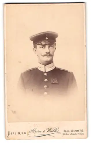 Fotografie Stróm & Walter, Berlin, Köpenicker-Str. 102, Einjährig-Freiwilliger der Garde-Truppen m. Spange Centenar-Med.