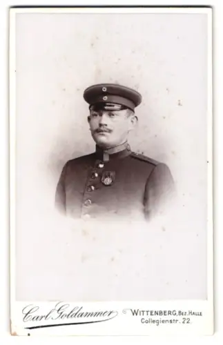 Fotografie Carl Goldammer, Wittenberg /Halle, Collegienstr. 22, Sergeant vom Regiment Nr. 8 mit Centenar-Medaille